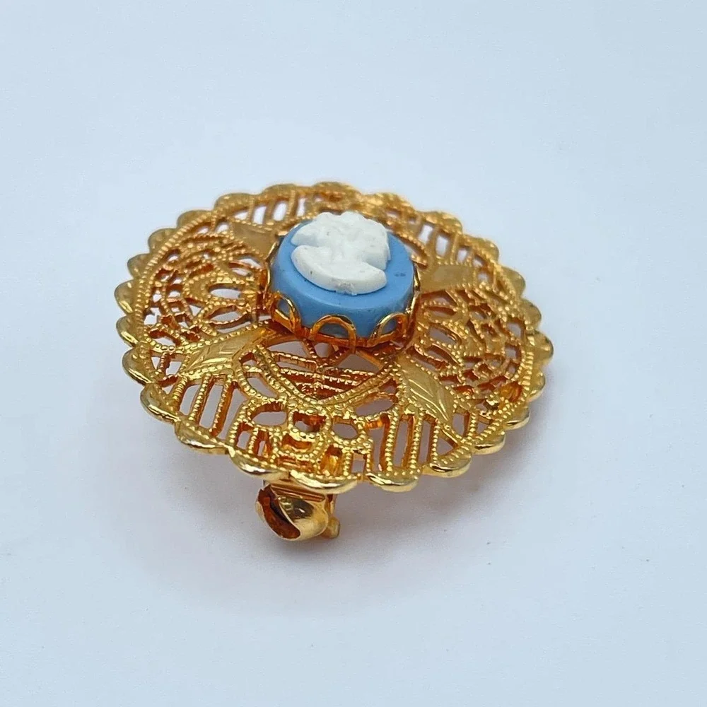 Vintage 90s Cameo Brooch Gold Tone Filigree Oval Victorian Style‎ Pin Jewelry